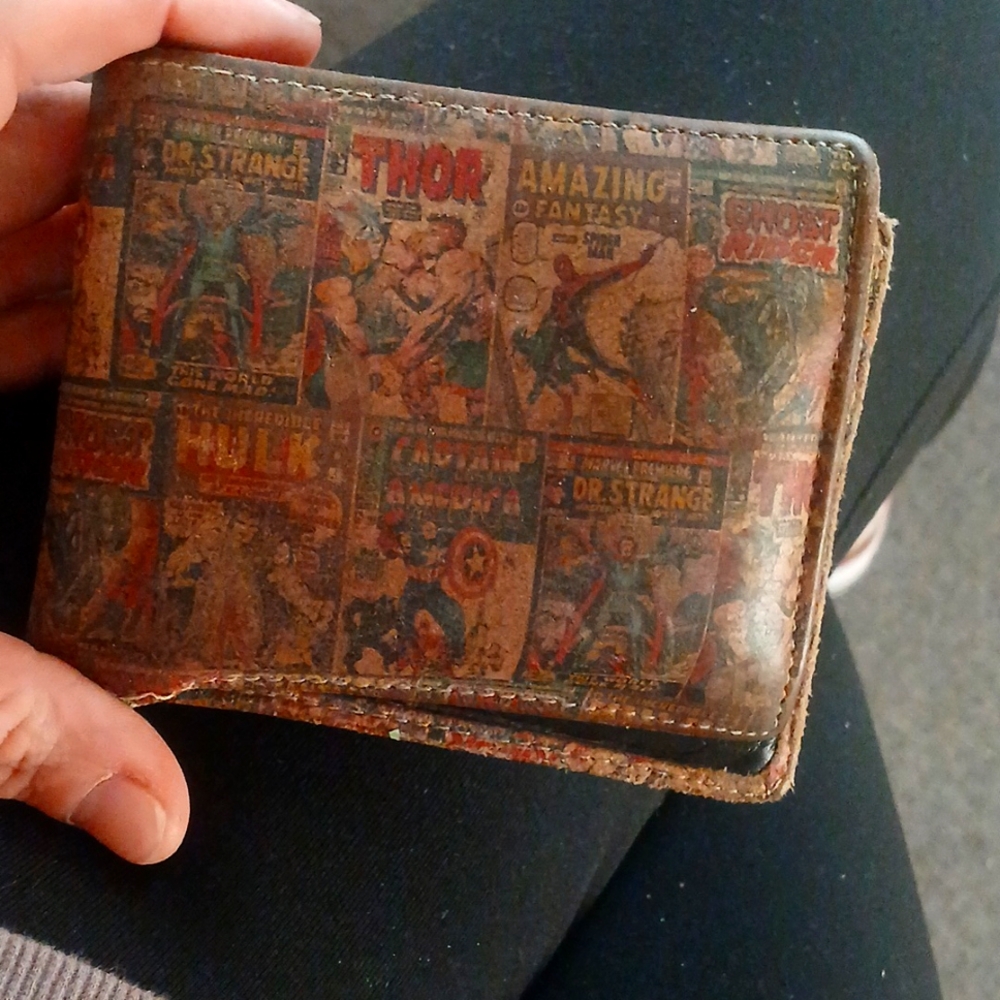 OFFICIAL MARVEL SUPERHEROES COMIC BOOK PRINT ID & CARD BI-FOLD WALLET